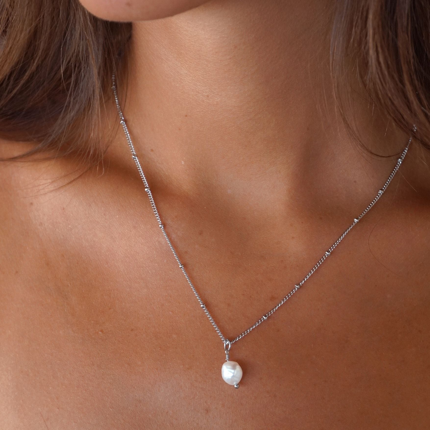 Baroque – White Pearl Pendant Satellite Chain Necklace