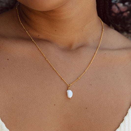 Baroque – White Pearl Pendant Satellite Chain Necklace